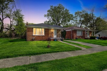 Queen G2 Mansion 3 Bedroom Home by RedAwning