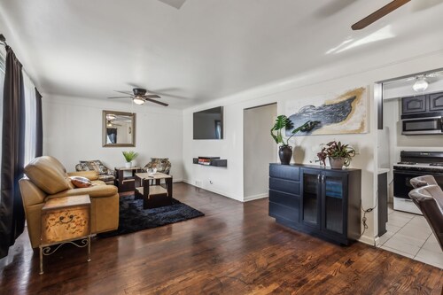 Queen G2 Mansion 3 Bedroom Home by RedAwning