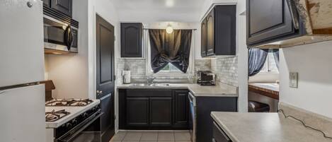 House, 3 Bedrooms | Private kitchen | Fridge, oven, coffee/tea maker