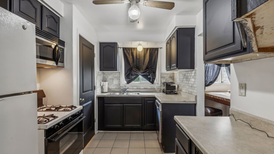 Queen G2 Mansion 3 Bedroom Home by RedAwning