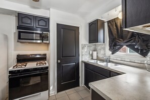 Private kitchen - Queen G2 Mansion 3 Bedroom Home by RedAwning (Inkster)