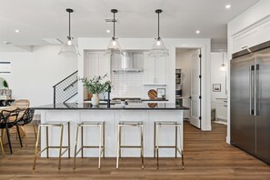 House, 5 Bedrooms | Private kitchen
