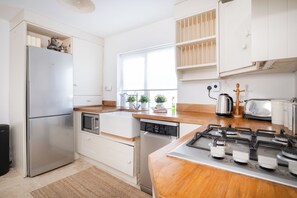 Réfrigérateur, micro-ondes, four, cafetière/bouilloire