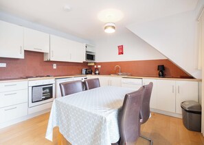 Kühlschrank, Mikrowelle, Ofen, Geschirrspüler