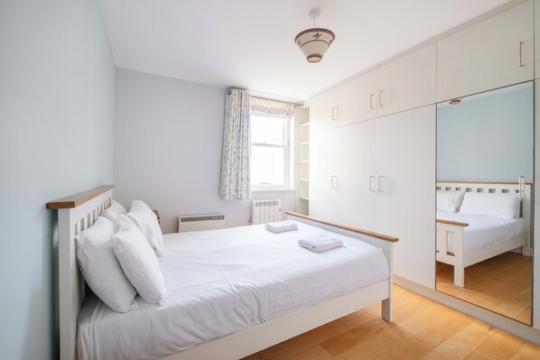 2 habitaciones, tabla de planchar con plancha, wifi y ropa de cama 