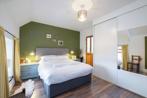 3 bedrooms, iron/ironing board, WiFi, bed sheets - Kilfarboy House - Renovated Farmhouse! (Kilfarboy East)