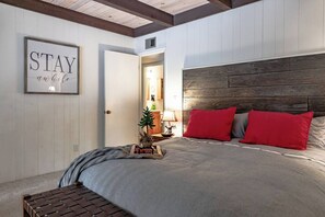 3 bedrooms, iron/ironing board, travel cot, WiFi - Fire Pit | Forest Cabin | BBQ | Sleeps 10 | (Pinetop)