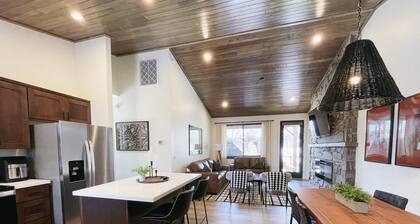 Peaceful Show Low Hideaway w/ Fireplace & Deck