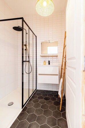 Dusche, Haartrockner, Handtücher, Seife