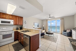 Een microgolfoven, een oven, een kookplaat, een vaatwasser