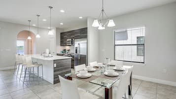 House (4 Bedrooms) | Interior