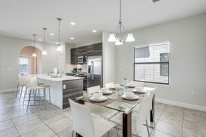 Interior - Near Disney & Legoland: Spacious Poolside Oasis! (Haines City)