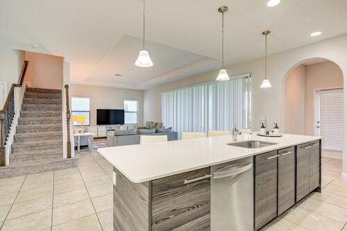 Near Disney & Legoland: Spacious Poolside Oasis!