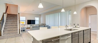 Near Disney & Legoland: Spacious Poolside Oasis!