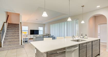 Near Disney & Legoland: Spacious Poolside Oasis!