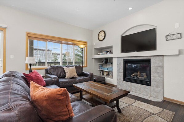 TV, fireplace