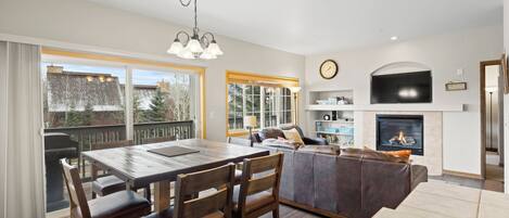 Televisie en een open haard