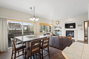 Télévision, cheminée