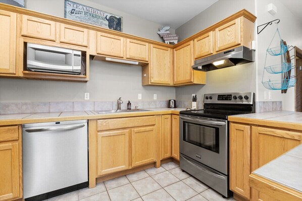 Refrigerador, microondas, horno, placa de cocina