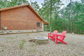Interior - Broken Bow Cabin: Hot Tub, Fire Pit & 7 Mi to Lake (Broken Bow)