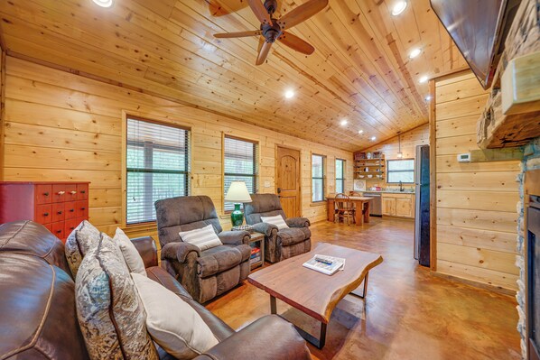 Apartment (0 Bedroom) | Interior - Broken Bow Cabin: Hot Tub, Fire Pit & 7 Mi to Lake (Broken Bow)