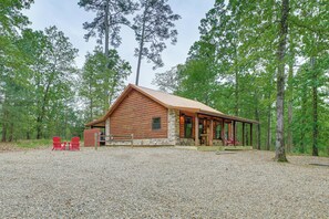 Apartment (0 Bedroom) | Interior - Broken Bow Cabin: Hot Tub, Fire Pit & 7 Mi to Lake (Broken Bow)