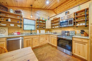 Apartment (0 Bedroom) | Interior - Broken Bow Cabin: Hot Tub, Fire Pit & 7 Mi to Lake (Broken Bow)