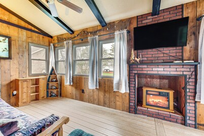 Charming Spirit Lake Home - 6 Mi to Arnolds Park!