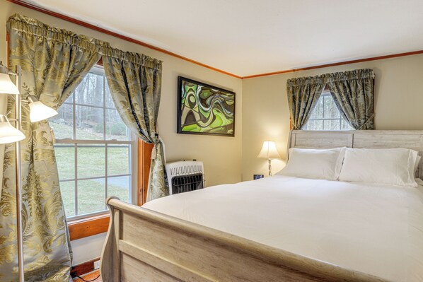2 bedrooms, iron/ironing board, bed sheets - Massachusetts Cabin Rental Near Hiking & Skiing! (Ashby)
