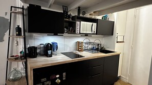 Fridge, microwave, stovetop, coffee/tea maker - Appartement 17e Lumineux : 10 min Champs-élysées (Paris)