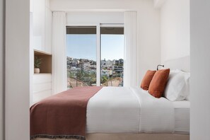 3 soveværelser, pengeskab på værelset, skrivebord, strygejern/strygebræt