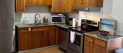 Refrigerador, microondas, horno, placa de cocina
