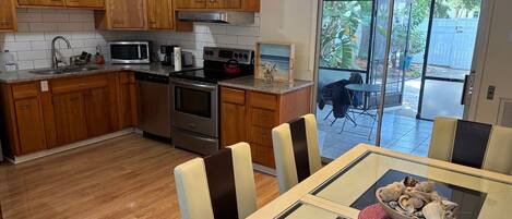 Jääkaappi, mikroaaltouuni, uuni, liesi