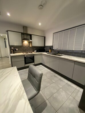 Apartment | Private kitchen | Fridge, microwave, oven, stovetop - Charming 3-bed Apartment in London (London)