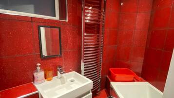 Apartment | Bathroom | Combined shower/bathtub, deep-soaking bathtub, towels, toilet paper