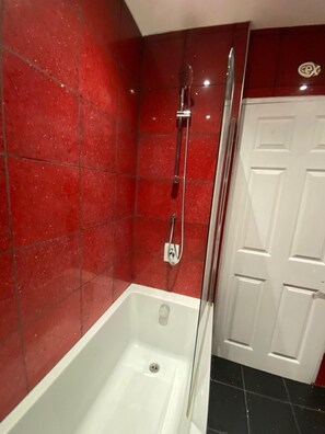 Apartment | Bathroom | Combined shower/tub, deep soaking tub, towels, toilet paper - Charming 3-bed Apartment in London (London)