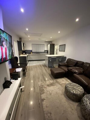 Apartment | Wohnbereich | Fernseher