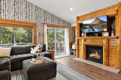 The Treehouse @ Higgins Lake-HOT TUB- Fireplace-Pets❤️-3 min walk to the lake