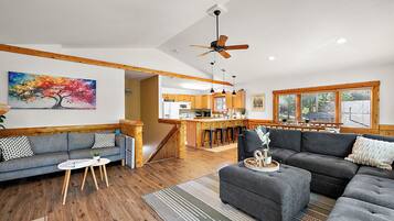 Smart TV, lareira, mesa de pingue-pongue, livros