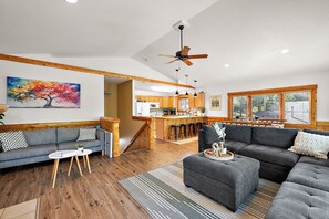 Smart TV, fireplace, ping pong, books - The Treehouse @ Higgins Lake-HOT TUB- Fireplace-Pets❤️-3 min walk to the lake (Roscommon)