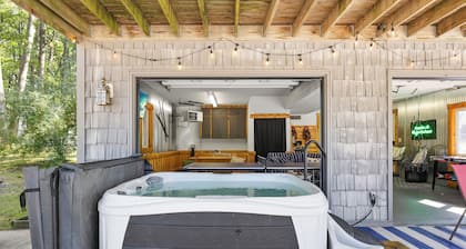 The Treehouse @ Higgins Lake-HOT TUB- Fireplace-Pets❤️-3 min walk to the lake