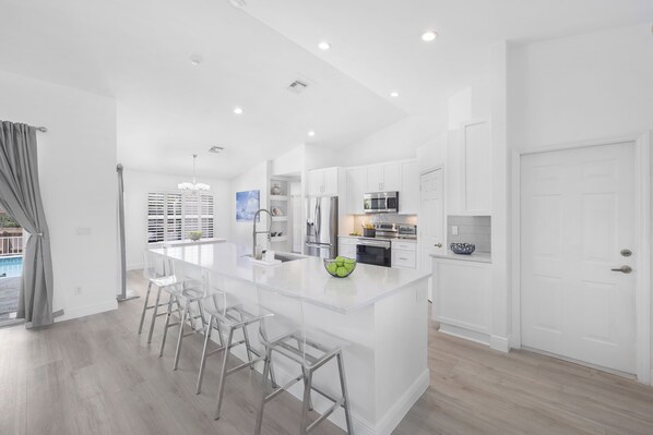 Geladeira, micro-ondas, fogão, cooktop