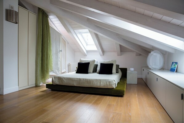 9 bedrooms, iron/ironing board, free WiFi, bed sheets