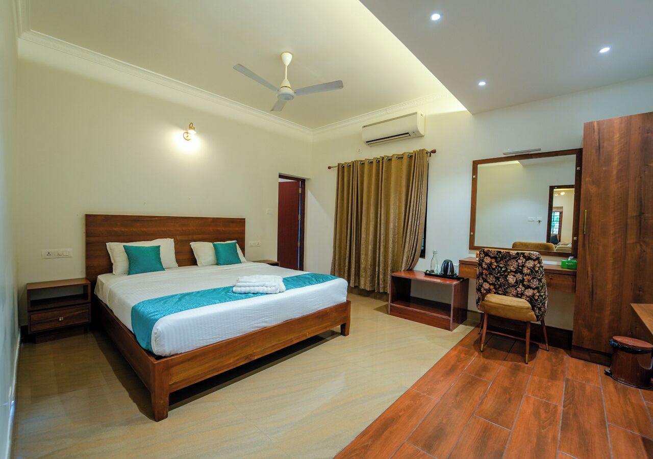 7 bedrooms, iron/ironing board, WiFi, bed sheets