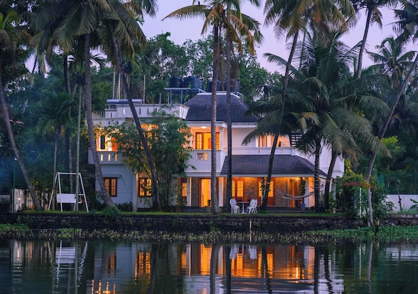 Exterior - This is a 7-room Lakeside villa with a beautiful view and lawn. (Kochi)