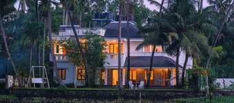 This is a 7-room Lakeside villa with a beautiful view and lawn. 