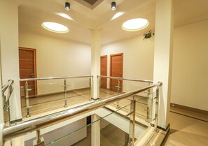 Interior - This is a 7-room Lakeside villa with a beautiful view and lawn. (Kochi)