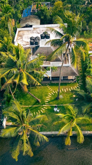 Property grounds - This is a 7-room Lakeside villa with a beautiful view and lawn. (Kochi)