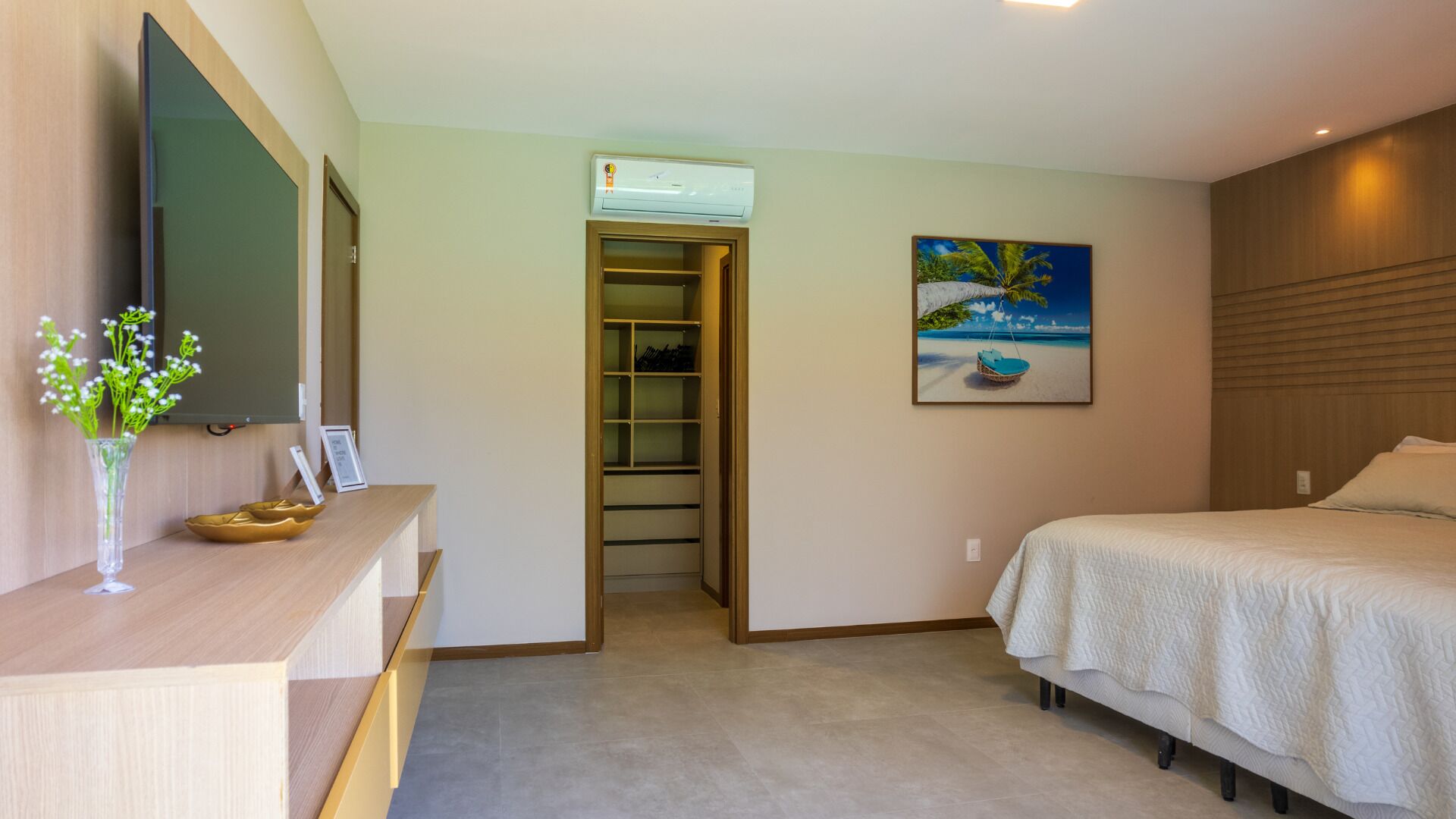 7 dormitorios, escritorio, tabla de planchar con plancha y cuna de viaje