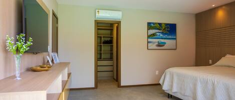 7 dormitorios, escritorio, tabla de planchar con plancha y cuna de viaje